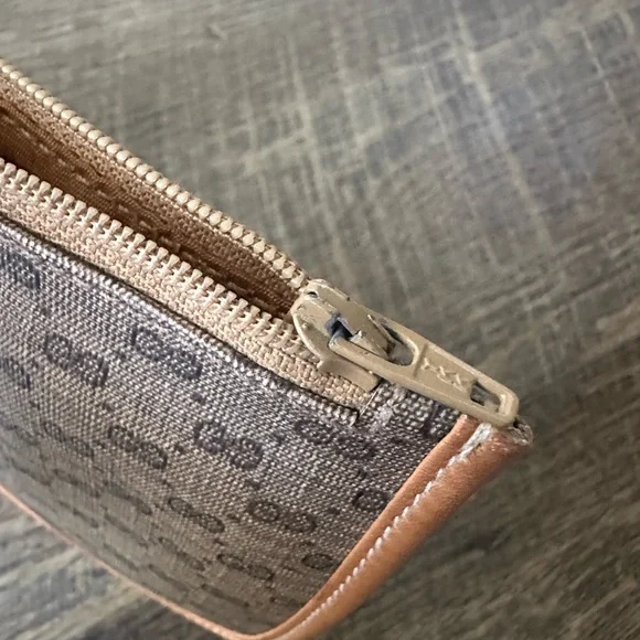 Gucci Beige Monogram Clutch with Red and Green Accent - Picture 4 of 8